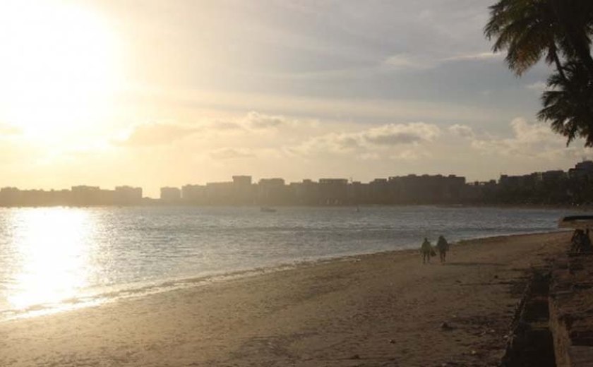 Após ser intimada pelo IMA, Prefeitura de Maceió retira sargaço da praia