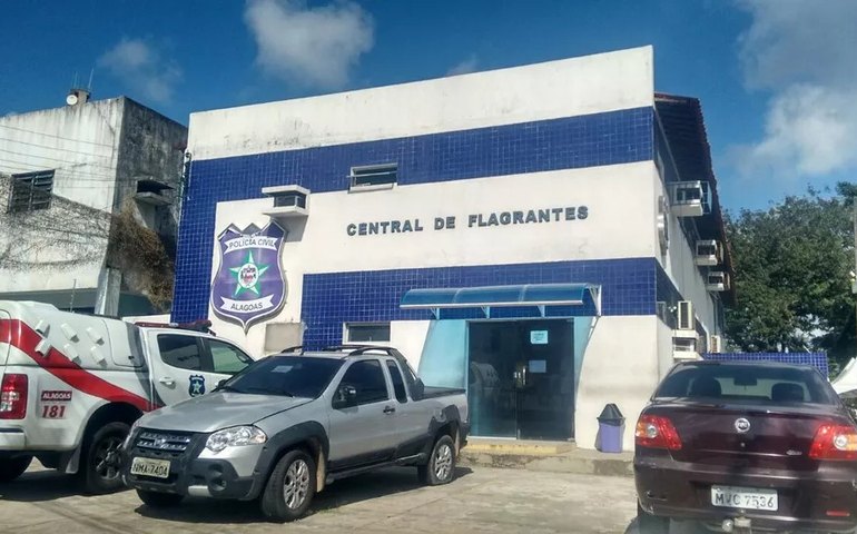 Homem com mandado em aberto tenta enganar policiais usando identidade do irmão