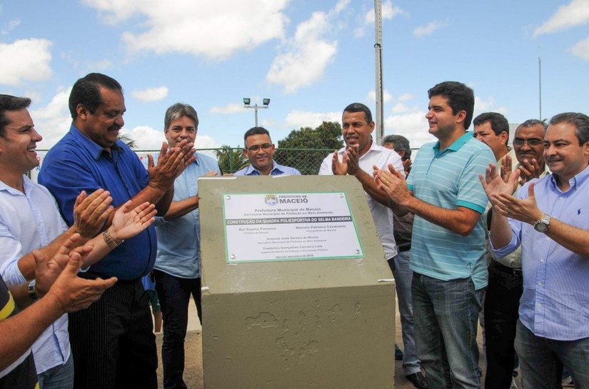 Rui Palmeira inaugura quadra poliesportiva no Selma Bandeira