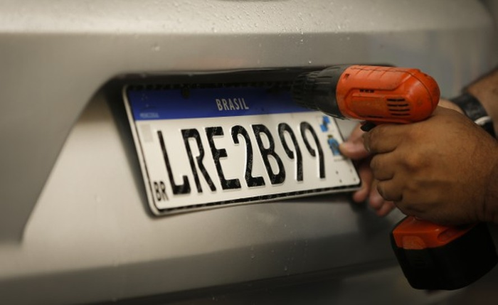 Comissão aprova recolocação de município e estado nas placas dos carros