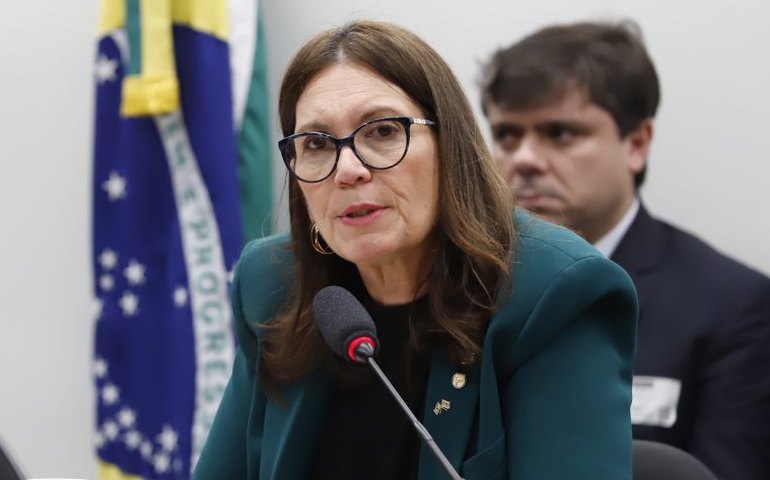 Comissão aprova PEC que mantém cidadania brasileira de quem obtém outra nacionalidade