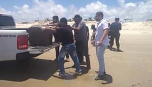 Material estranho na praia do Abaís / Foto: Prefeitura de Estância