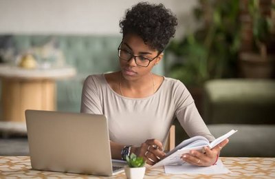 Santander Code Girls oferece 5 mil bolsas de estudo gratuitas para mulheres se capacitarem na tecnologia Amazon Web Services