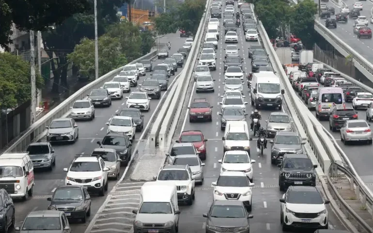 Motoristas enfrentam trânsito parado na descida para o litoral de SP