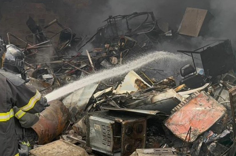 Bombeiros combatem incêndio de grandes proporções em ferro-velho em Arapiraca