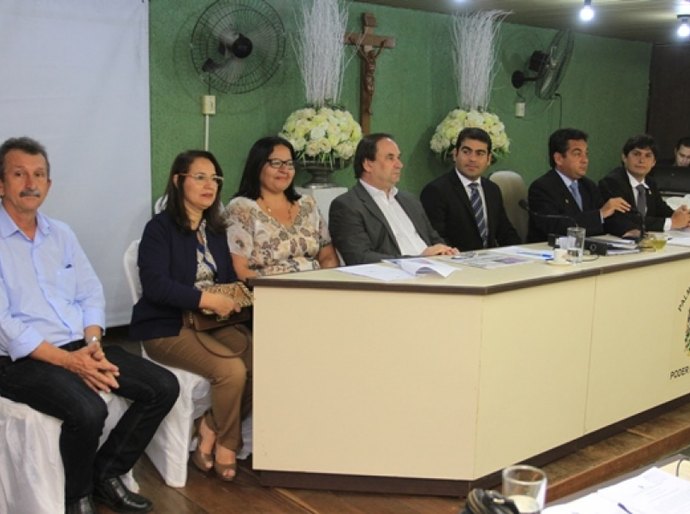 Luciano Barbosa fala sobre programa Escola 10 aos vereadores de Palmeira
