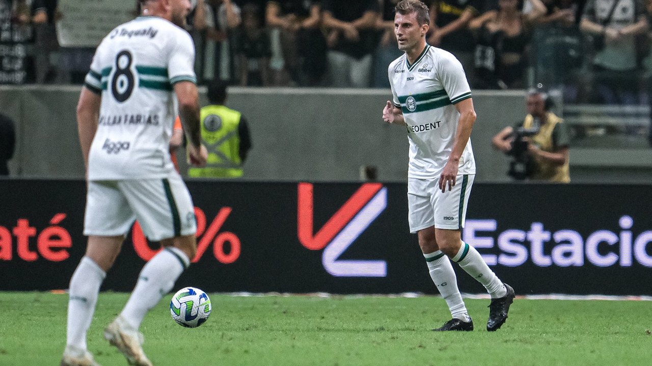 Atlético-MG leva virada do Coritiba e segue fora do G-6 do Brasileirão