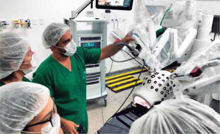 Gustavo Mendonça, coordenador de Cirurgia Robótica da Santa Casa de Maceió, com profissionais em treinamento