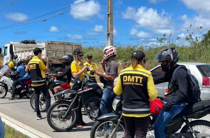 DMTT realiza ação educativa com motociclistas na Av. Rota do Mar