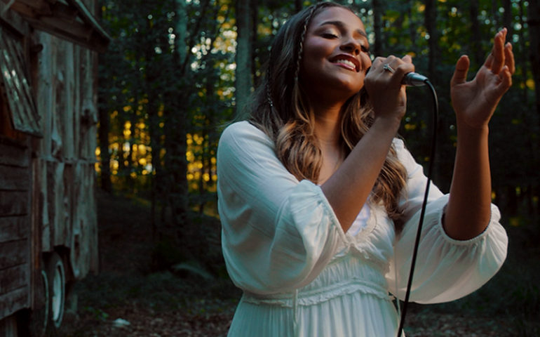 Estrela gospel Julia Vitória lança a nova “Outra Vez”