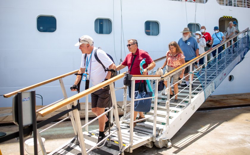 Cruzeiro MS Seven Seas chega em Maceió com mais mil pessoas a bordo neste sábado (18)