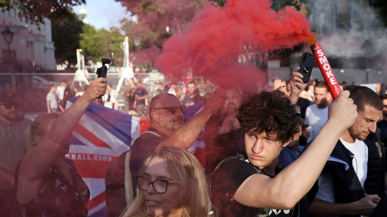 Mais de 100 são detidos na Inglaterra, em protestos anti-imigração