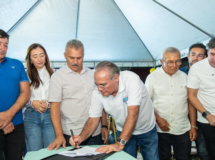 Senador Renan Calheiros garante adutora que levará água a 5 mil moradores do Sertão