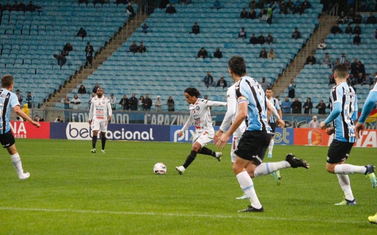Grêmio atropela Operário e consegue sétima vitória seguida em casa na Série B