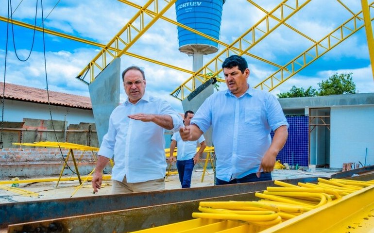 Prefeito Luciano acompanha obras de construção de moderno ginásio poliesportivo no bairro Canafístula