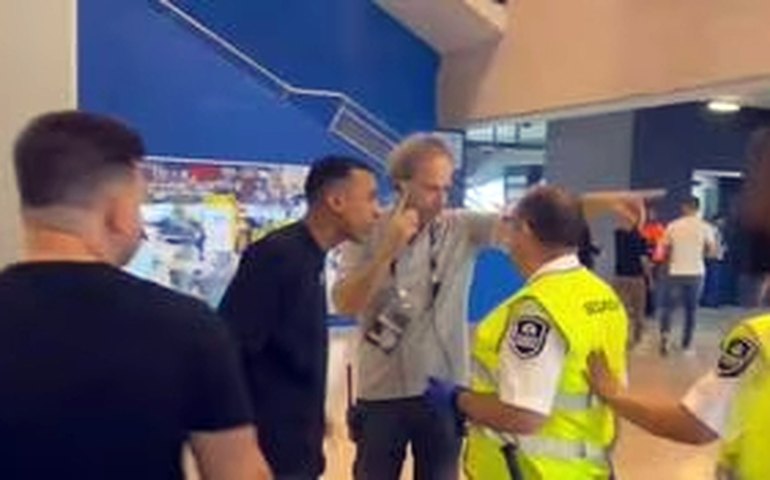 Amigo de Vini Jr. formaliza denúncia por racismo após segurança apontar banana em sua direção