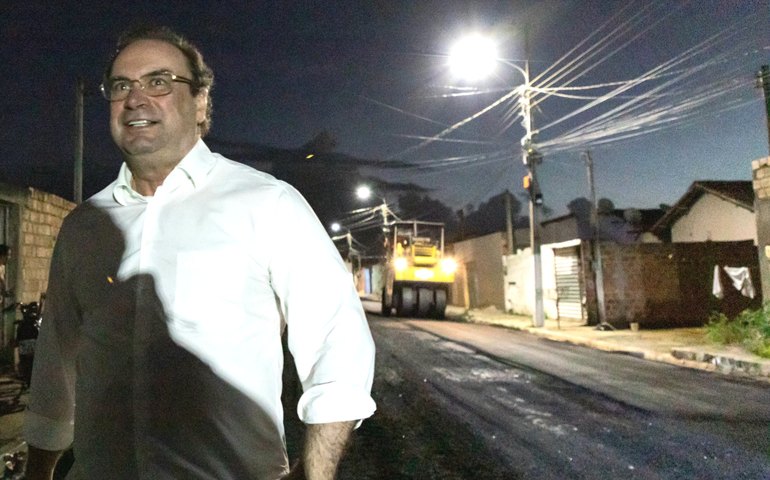 Dia e noite, prefeito Luciano acompanha pavimentação asfáltica no Brisa do Lago