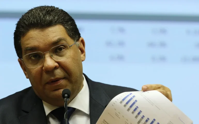 Sem sinalização em contas públicas, juro deve ficar em torno de 13% em 2025, diz Mansueto