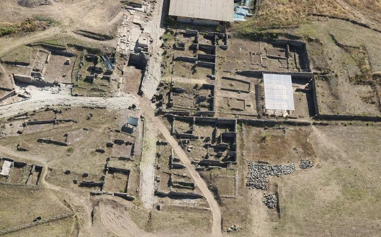 Pesquisadora descobre assinaturas ocultas em copos de vidro da Roma Antiga