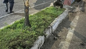 Carro perde controle ao colidir com canteiro central e capota na Barra dos Coqueiros