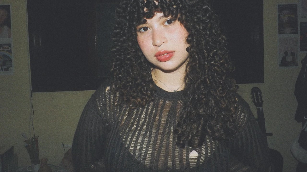 Artista alagoana retrata o amor na rotina em seu single de estreia “silêncios confortáveis”, com lançamento no dia 23 de abril
