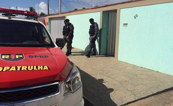 Bandidos fazem reféns em casa no bairro de Jacarecica, em Maceió
