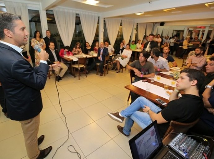 Secretaria de Turismo recebe homenagem da Abrasel-AL