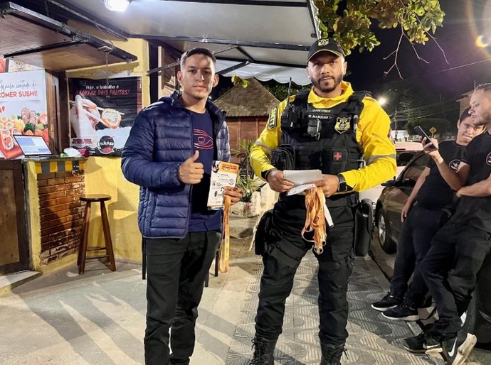Maio Amarelo: SMTT Penedo orienta motociclistas que trabalham com entrega