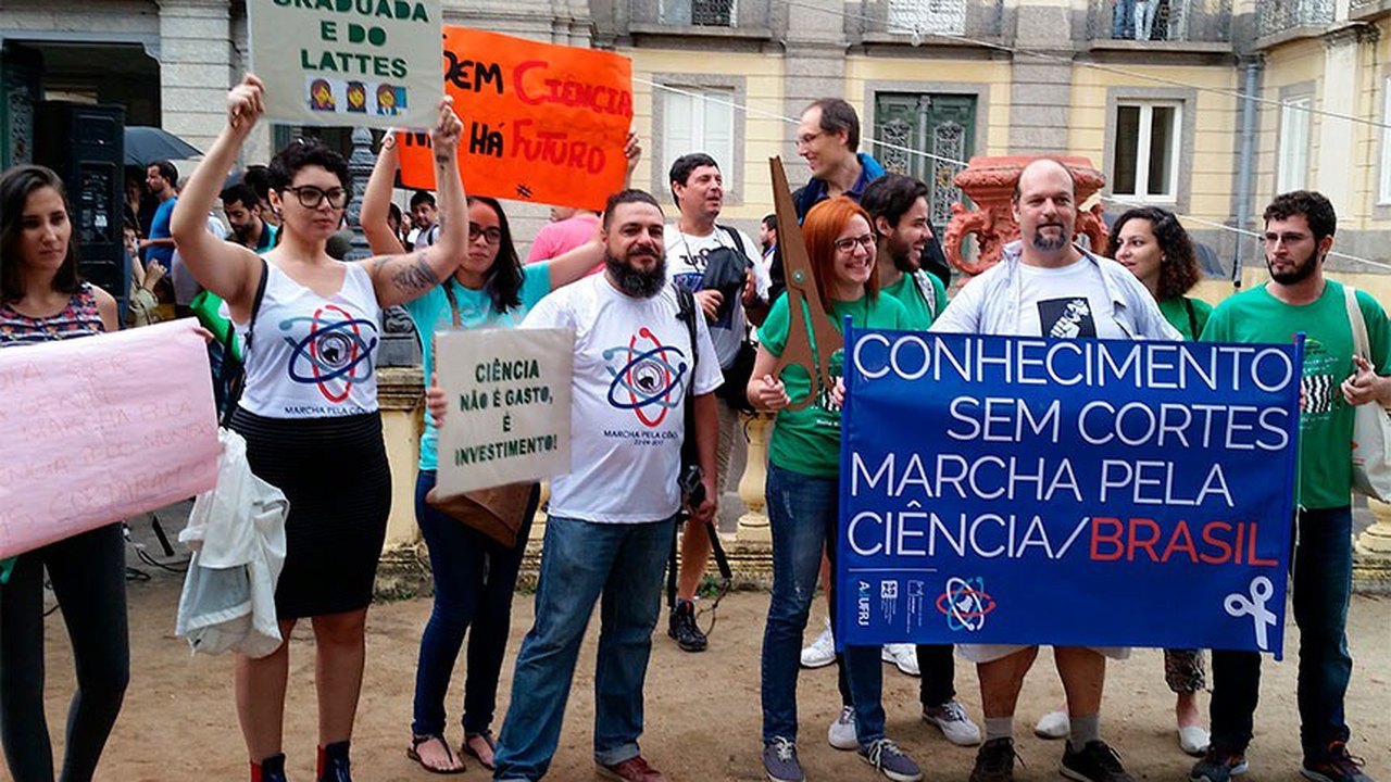 CE pode votar permissão para contribuição previdenciária de bolsistas