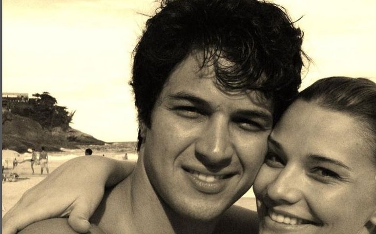 Romulo Estrela se declara e abre álbum de fotos no dia de aniversário de sua mulher: 'Amor genuíno'