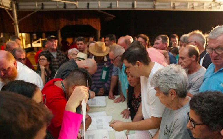 Usucapião simplificado: SC emite registro de posse para 24 mil famílias