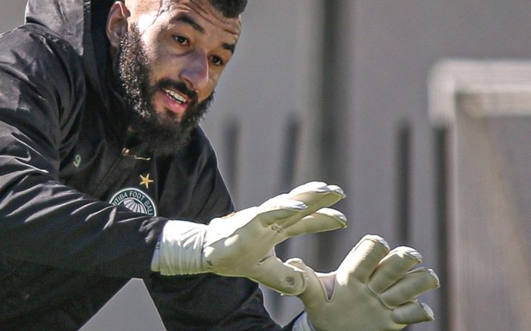 Goleiros irão sofrer mais no retorno do futebol, acredita Alex Muralha