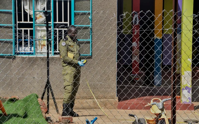 Homem armado com facão ataca creche em Uganda, matando 4 crianças