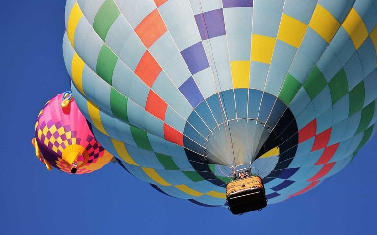 Passageiros e piloto ficam 'traumatizados' após homem cair de balão, na Austrália