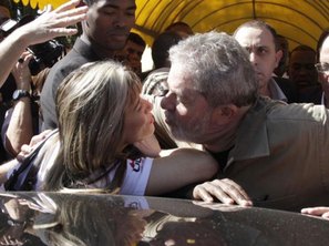 Ex-presidente Lula se prepara para beijar militante