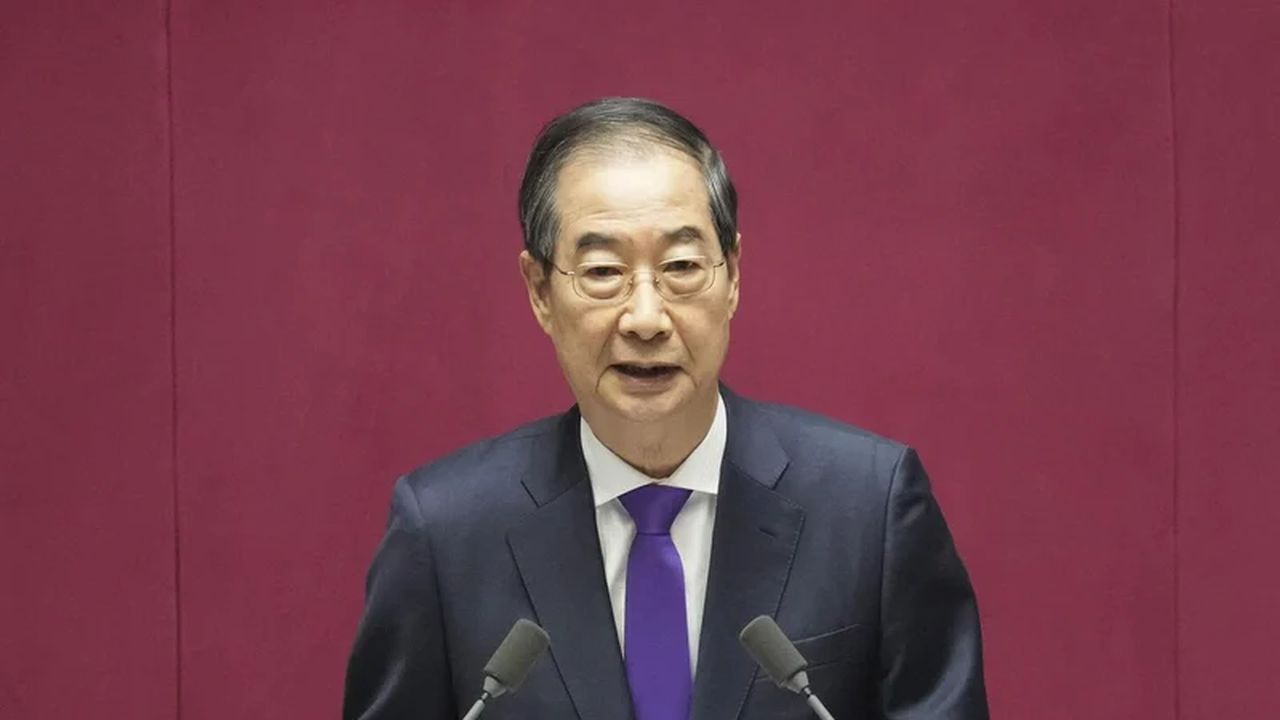 Premiê sul-coreano Han Duck-soo é reintegrado como presidente interino após impeachment anulado
