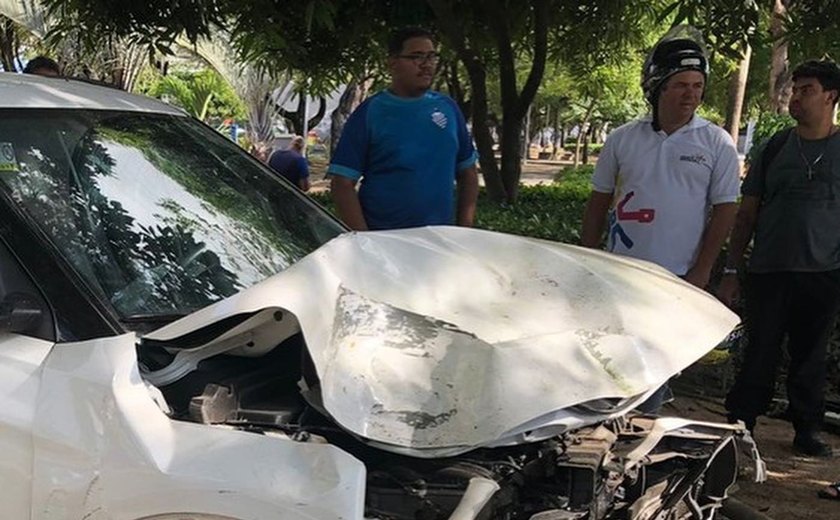 Motorista embriagado acerta motocicleta e invade a Praça Centenário