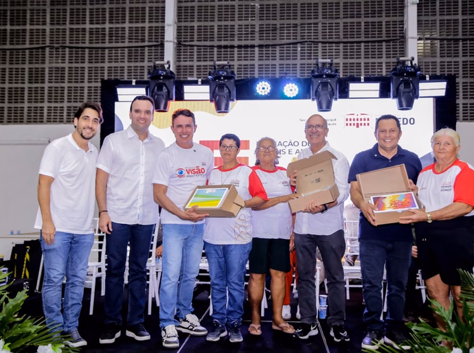 Estudantes da EJA recebem material escolar da Prefeitura de Penedo