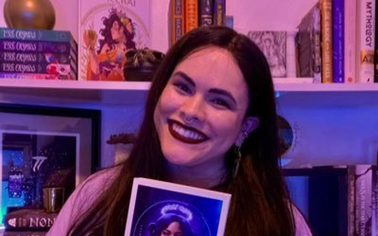 Escritora cria perfis falsos para atacar outros autores, é descoberta e tem livro cancelado