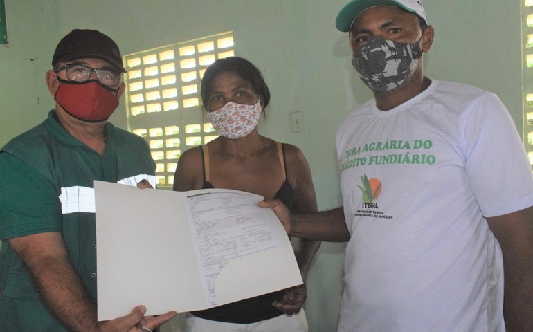 Iteral entrega DAPs para assentados de Delmiro Gouveia