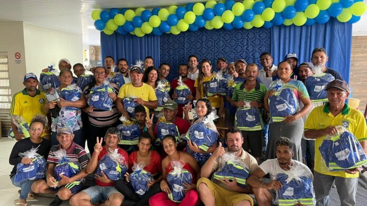 Prefeita Marcela Gomes comemora o Dia do Gari com almoço e sorteio de brindes em Novo Lino