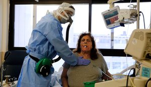 x89509552_A-patient-undergoes-physiotherapy-to-help-with-oxygen-circulation-at-the-the-COVID-19-isola.jpg.pagespeed.ic.B8uEHXGotN.jpg / Foto: Foto: GIL COHEN-MAGEN / AFP