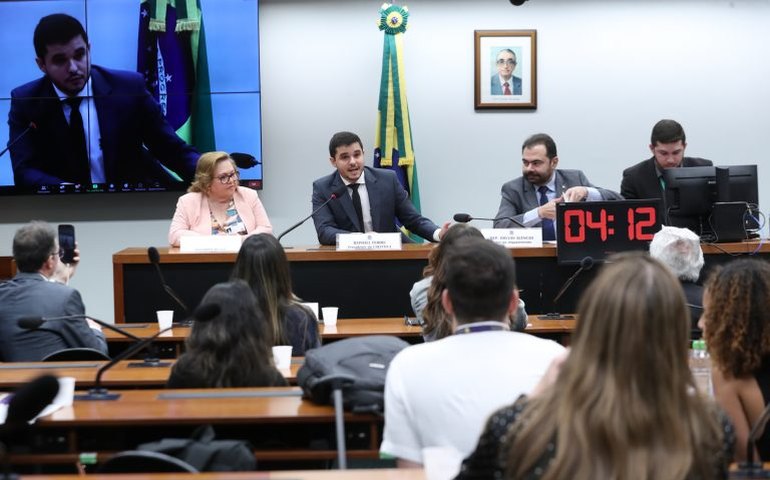 Especialistas em saúde criticam ampliação de EaD em cursos da área