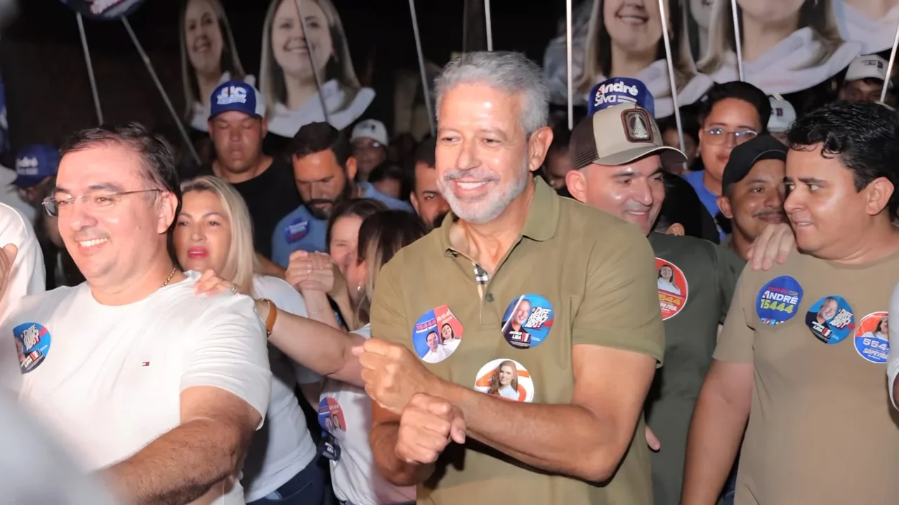Junqueiro abraça Arthur Lira em grande caminhada: “Depois de Benedito de Lira, esta terra voltará a ter um senador”