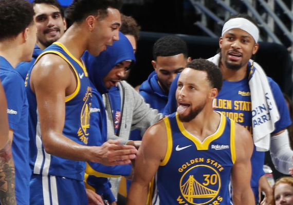 Curry ignora lesão, é perfeito na linha de três e Warriors batem 76ers com suas estrelas na NBA