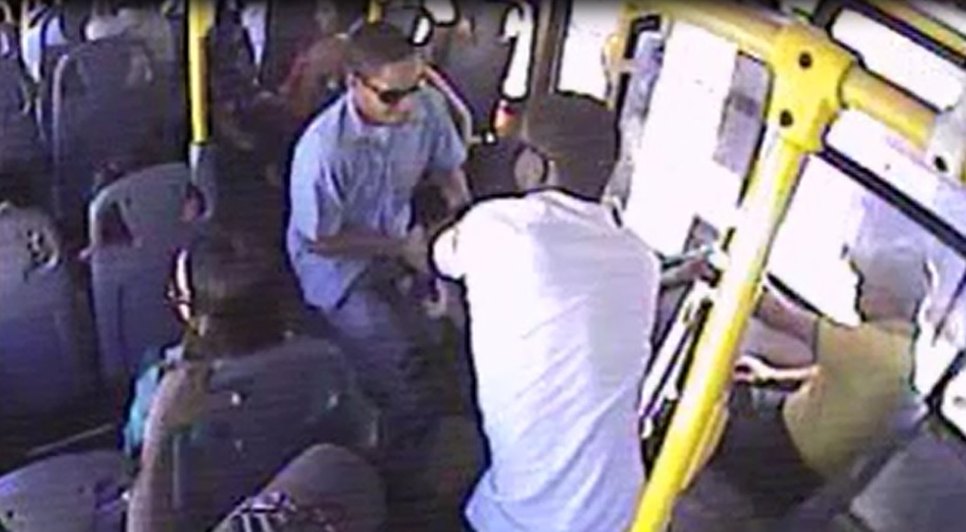 assalto a ônibus policial