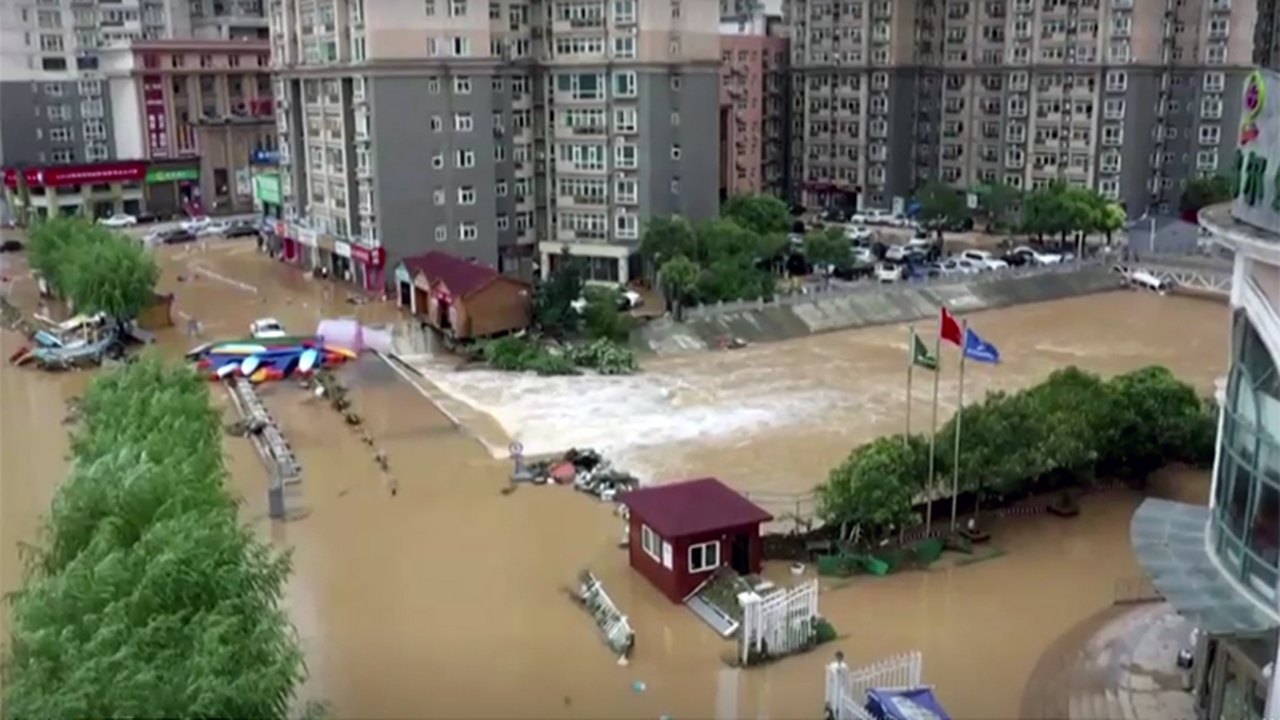 Chuvas torrenciais na China obrigam mais de 100 mil pessoas a deixarem suas casas