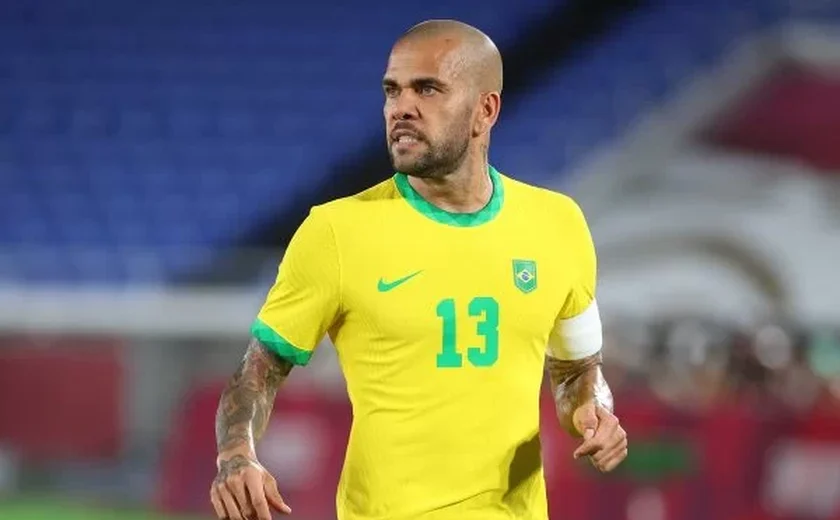 Daniel Alves fez sexo “consensual” com mulher que o acusa de assédio, diz jornal