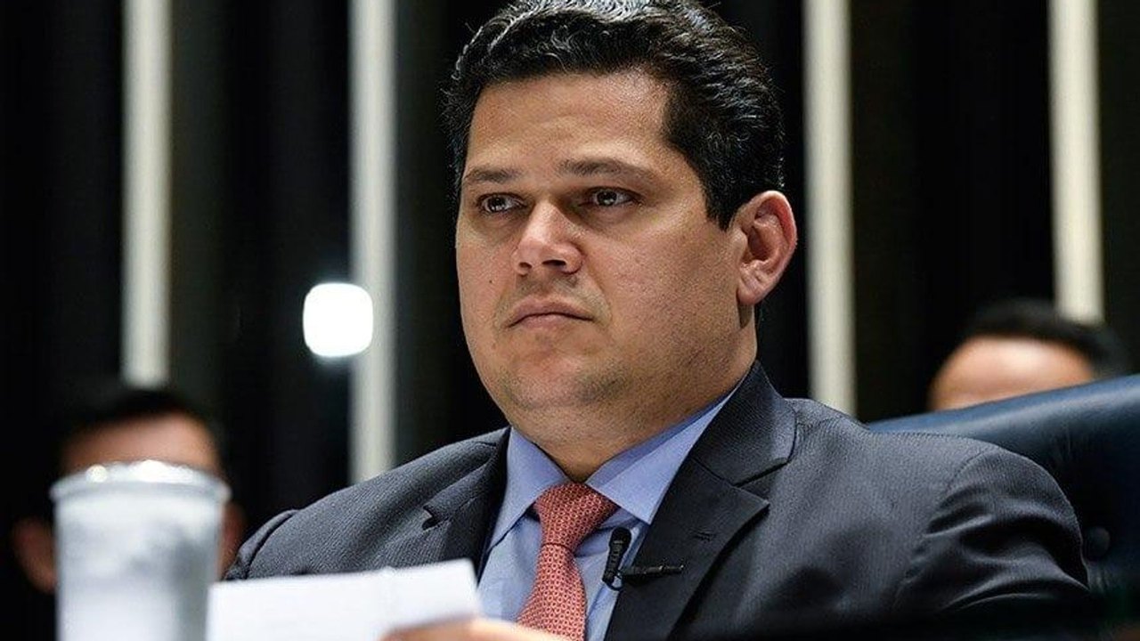 Alcolumbre pauta votação do fim da 6 x 1 para próxima quarta-feira