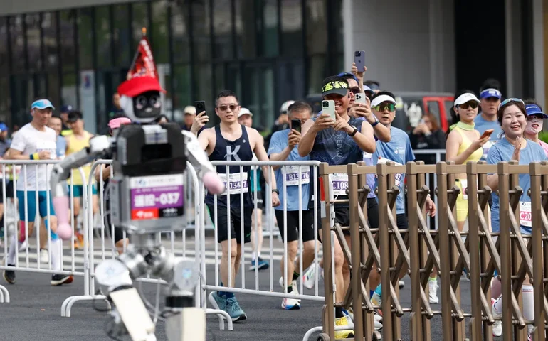 Robô humanoide conquista a vitória em Pequim, batendo o recorde mundial humano da meia maratona
